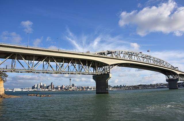 Bungee Jumping in Auckland harbour bridge